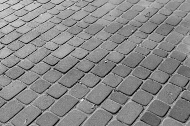 Kaldırımda arka planda beton kaldırımlar