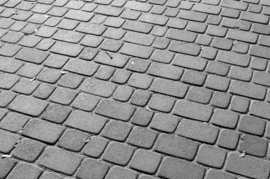 Kaldırımda arka planda beton kaldırımlar