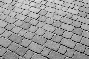 Kaldırımda arka planda beton kaldırımlar