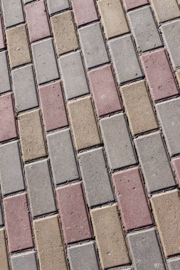 Kaldırımda arka planda beton kaldırımlar