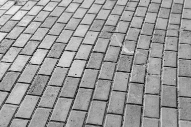 Kaldırımda arka planda beton kaldırımlar