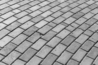 Kaldırımda arka planda beton kaldırımlar