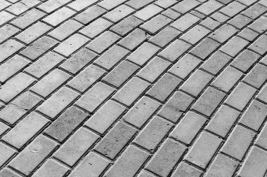 Kaldırımda arka planda beton kaldırımlar