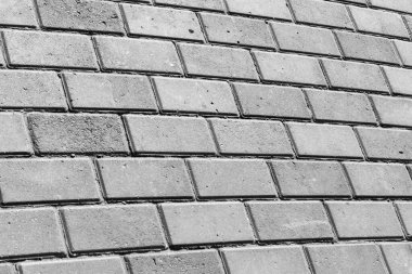 Kaldırımda arka planda beton kaldırımlar