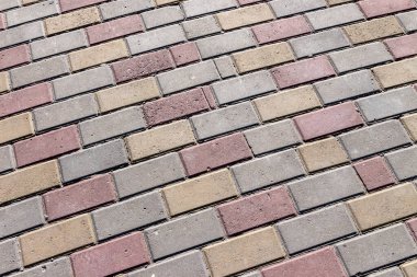 Kaldırımda arka planda beton kaldırımlar