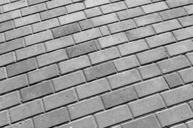 Kaldırımda arka planda beton kaldırımlar