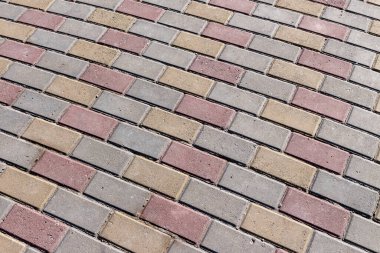 Kaldırımda arka planda beton kaldırımlar