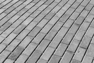 Kaldırımda arka planda beton kaldırımlar