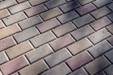 Kaldırımda arka planda beton kaldırımlar