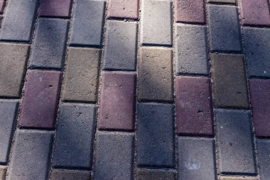 Kaldırımda arka planda beton kaldırımlar
