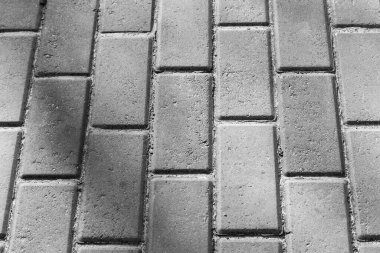 Kaldırımda arka planda beton kaldırımlar