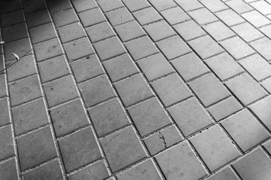 Kaldırımda arka planda beton kaldırımlar