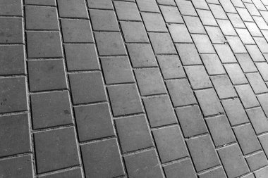 Kaldırımda arka planda beton kaldırımlar