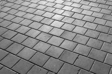 Kaldırımda arka planda beton kaldırımlar