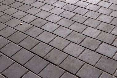 Kaldırımda arka planda beton kaldırımlar