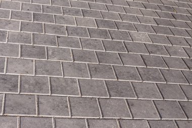 Kaldırımda arka planda beton kaldırımlar