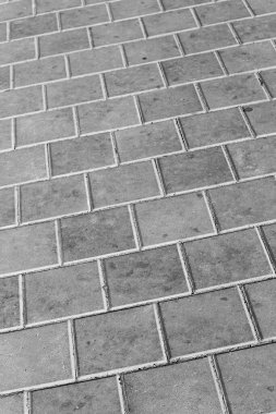 Kaldırımda arka planda beton kaldırımlar