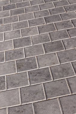 Kaldırımda arka planda beton kaldırımlar