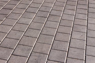 Kaldırımda arka planda beton kaldırımlar