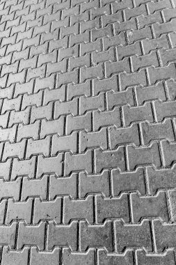 Kaldırımda arka planda beton kaldırımlar