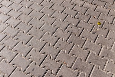 Kaldırımda arka planda beton kaldırımlar