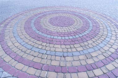 Kaldırımda arka planda beton kaldırımlar