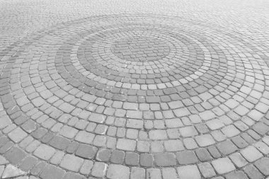 Kaldırımda arka planda beton kaldırımlar