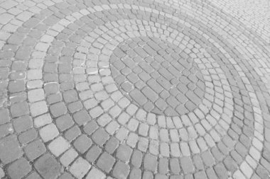 Kaldırımda arka planda beton kaldırımlar