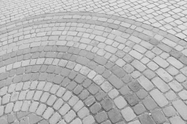 Kaldırımda arka planda beton kaldırımlar