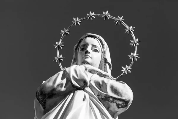 Sculpture Mère Dieu Avec Halo Doré Des Étoiles Sur Tête — Photo