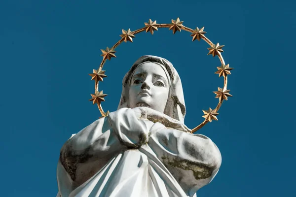 Sculpture Mère Dieu Avec Halo Doré Des Étoiles Sur Tête — Photo