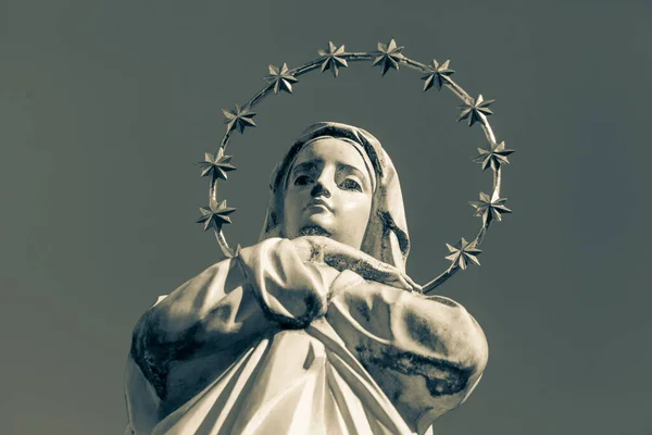 Escultura Madre Dios Con Halo Dorado Estrellas Cabeza —  Fotos de Stock