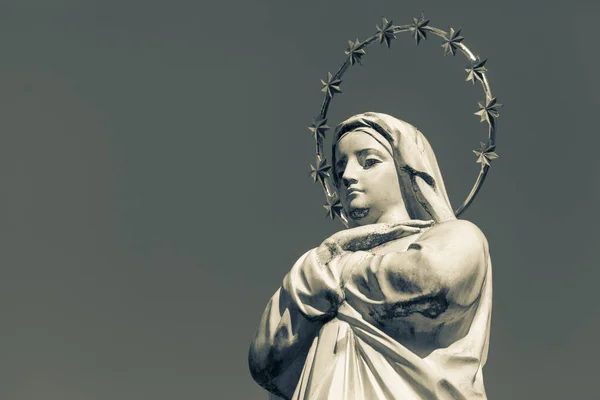 Sculpture Mère Dieu Avec Halo Doré Des Étoiles Sur Tête — Photo