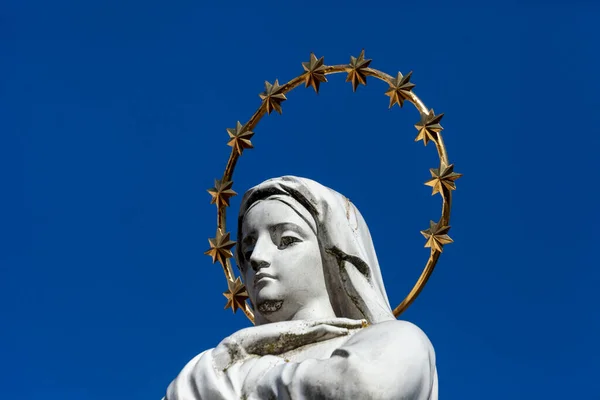 Escultura Madre Dios Con Halo Dorado Estrellas Cabeza — Foto de Stock