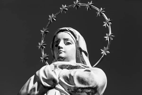 Escultura Madre Dios Con Halo Dorado Estrellas Cabeza — Foto de Stock
