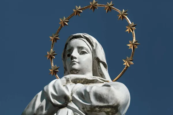 Escultura Madre Dios Con Halo Dorado Estrellas Cabeza —  Fotos de Stock