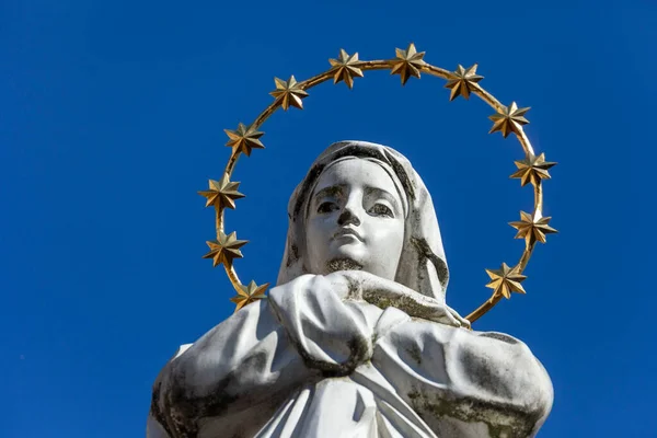 Sculpture Mère Dieu Avec Halo Doré Des Étoiles Sur Tête — Photo