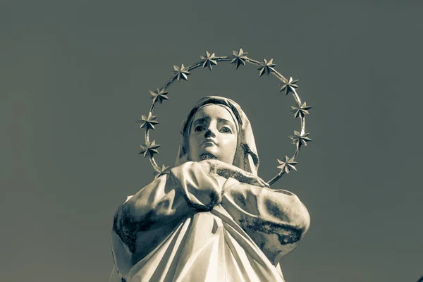 Escultura Madre Dios Con Halo Dorado Estrellas Cabeza —  Fotos de Stock