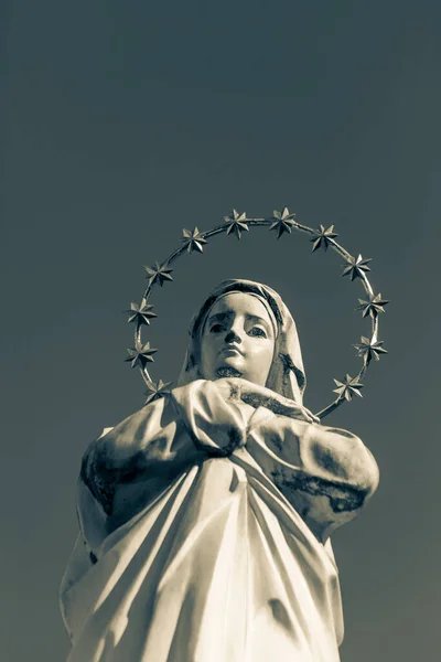 Sculpture Mère Dieu Avec Halo Doré Des Étoiles Sur Tête — Photo