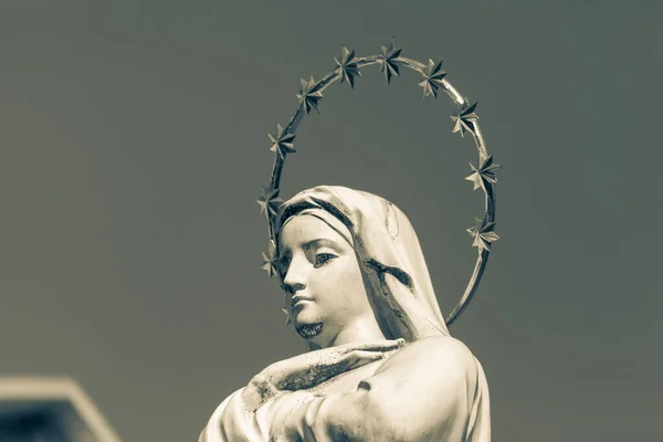 黄金のハローと彼女の頭の上に星を持つ神の母の彫刻 — ストック写真