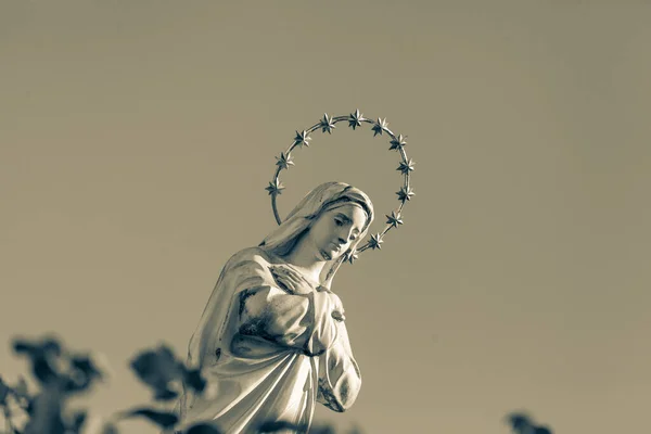 Sculpture Mère Dieu Avec Halo Doré Des Étoiles Sur Tête — Photo