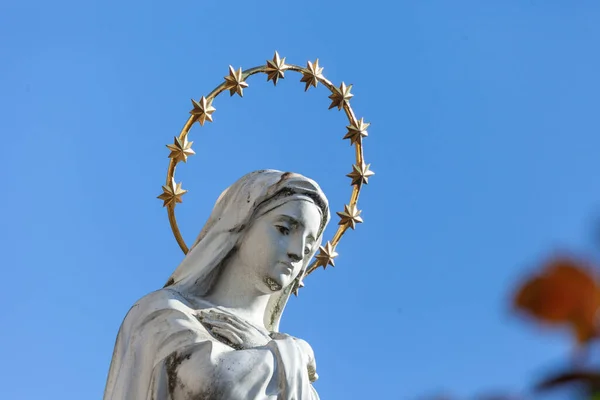 Beeldhouwkunst Van Moeder Gods Met Een Gouden Halo Sterren Haar — Stockfoto