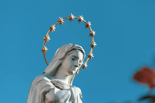 黄金のハローと彼女の頭の上に星を持つ神の母の彫刻 — ストック写真
