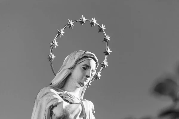 Sculpture Mère Dieu Avec Halo Doré Des Étoiles Sur Tête — Photo