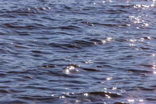 湖の嵐の間の波の質感 — ストック写真