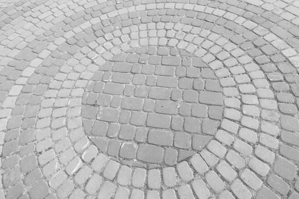 Kaldırımda arka planda beton kaldırımlar