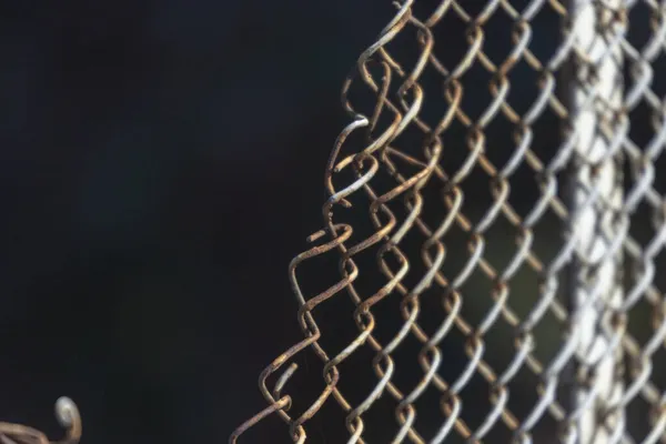 Textura Metal Embalado Malha Sintética Cerca Para Fundos — Fotografia de Stock