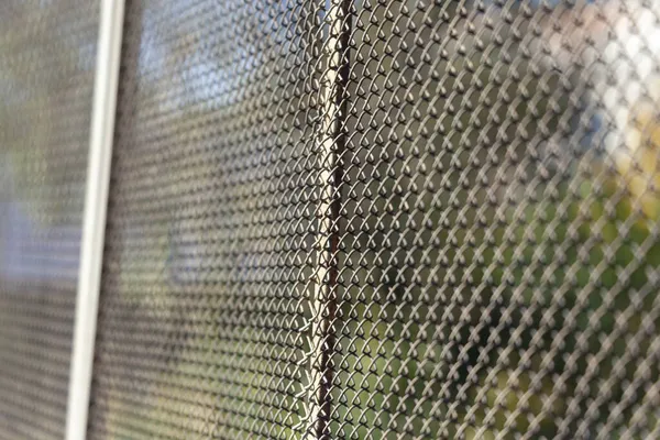 背景のフェンスにクラッドメタルや合成メッシュの質感 — ストック写真