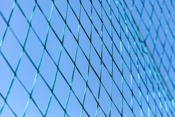 栅栏上用于背景的金属或合成孔网的纹理 — 图库照片