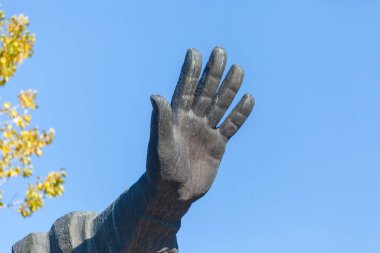 Avuç içi açık bir kadın eli gökyüzüne yükseldi.